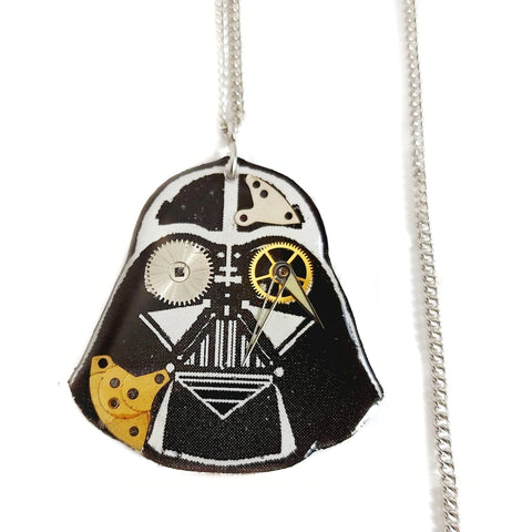 Ciondolo di Darth Vader della saga di Star wars, con ingranaggi e lancette di orologi vintage. Resinato, anallergico e regolabile in lunghezza. Prodotto artigianale.