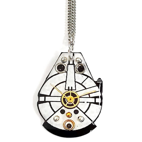 Il millenium Falcon in versione ciondolo steampunk, decorato con ingranaggi e lancette di orologi vintage, sul fronte e con la scritta della sigla iniziale, sul retro. E' interamente rivestito in resina, idrorepellente, anallergico e regolabile in lunghezza. E' un modello unisex adatto anche agli uomini.
