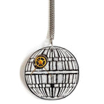 Il ciondolo Death Star, di Star Wars è decorato sul fronte con ingranggi e lancette vintage e sul retro, con la scritta della sigla del film. La collana è regolabile ed anallergica. 