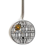 Il ciondolo Death Star, di Star Wars è decorato sul fronte con ingranggi e lancette vintage e sul retro, con la scritta della sigla del film. La collana è regolabile ed anallergica. 