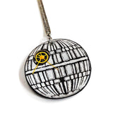 La collana della Morte Nera o Death Star, di Star Wars è decorato sul fronte con ingranggi e lancette vintage e sul retro, con la scritta della sigla del film. La collana è regolabile ed anallergica. 