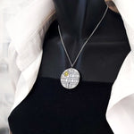 Il ciondolo della morte nera, di Star Wars è decorato sul fronte con ingranggi e lancette vintage e sul retro, con la scritta della sigla del film. La collana è regolabile ed anallergica. 