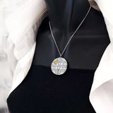 Il ciondolo della morte nera, di Star Wars è decorato sul fronte con ingranggi e lancette vintage e sul retro, con la scritta della sigla del film. La collana è regolabile ed anallergica. 