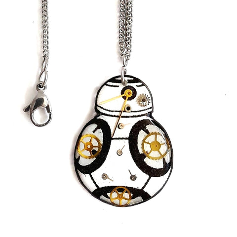 collana di B-B8, della saga di Star wars, decorato con ingranaggi, lancette di orologi e la scritta della sigla del film "A new hope".