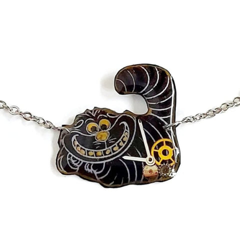 La collana dello Stregatto è composta da una sagoma in resina dello Stregatto, decorata con lancette ed ingranaggi di orologi vintage. La collana è anallergica e regolabile in lunghezza. Scopri tutti i modelli disponibili sullo shop di Artedì: arte in divenire!