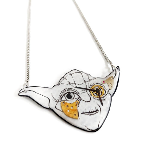 Ciondolo del maestro Yoda di Star Wars, in stile steampunk. Ciondolo unisex, anallergico e regolabile in lunghezza. Collana decorata con ingranaggi e lancette di orologi vintage.