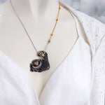 Il ciondolo dello Stregatto steampunk, è composto da una sagoma in resina, decorata con lancette ed ingranaggi di orologi vintage. La collana, color oro e argento, è anallergica e regolabile in lunghezza. Scopri tutti i modelli disponibili sullo shop di Artedì: arte in divenire!