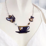 La collana ispirata ad "Alice nel Paese delle meraviglie" è composta da 3 sagome in resina (la tazza da te, la teiera ed il cappello del Cappellaio Matto), decorate con lancette ed ingranaggi di orologi vintage. La collana è anallergica e regolabile in lunghezza. Scopri tutti i modelli disponibili sullo shop di Artedì!